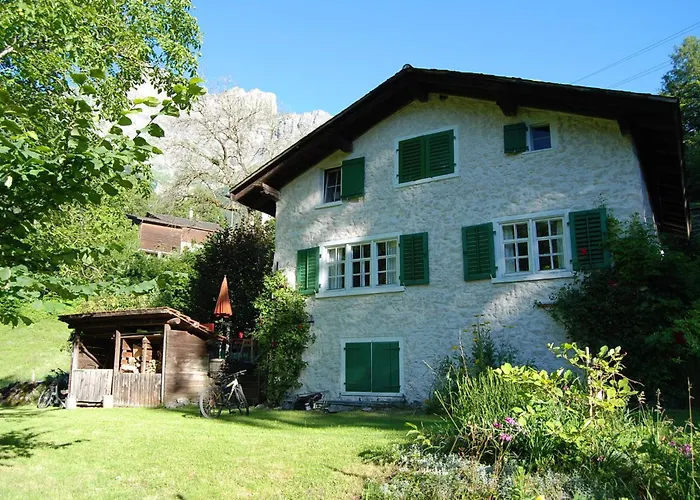 Bergbauernhaus An Wasserfall Und Waldrand